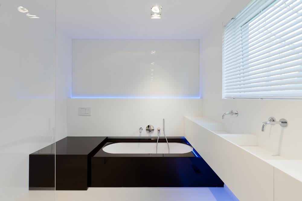 Minimalist bathroom by Filip Deslee